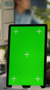 Ofiste çalışan işçilerin finansal grafikleri incelemek için kullandıkları izole ekran tabletinin dikey videosunu kapat. Çalışanlar veri eğilimlerini ve model tablet hakkındaki stratejik görüşleri inceliyor, KPI 'leri analiz ediyor, kamera