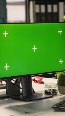 Şirketin idari işlerinde çalışan çalışanların kullandığı dikey görüntü ekranı bilgisayarı. Çalışma verilerini inceleyen işçilerin kullandığı masadaki bilgisayar görüntüsü, kamera A