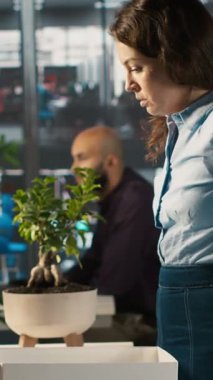 Ofisteki dikey video çalışanı işten ayrıldıktan sonra masa başı bitkilerini paketliyor ve meslektaşına veda ediyor. İşten çıkarmalar sırasında işten kovulan çalışanlar, üzgün iş arkadaşları, kamera A