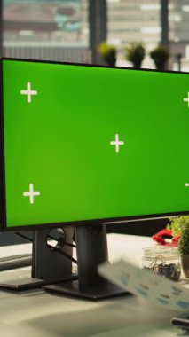 Gelir ve karlılık için kilit performans hedeflerini vurmak için yeşil ekran modelleme bilgisayarı üzerinde çalışan dikey video ofisi çalışanı. Chroma Key Bilgisayar Masası çalışanı araştırma analizi yapıyor, kamera B
