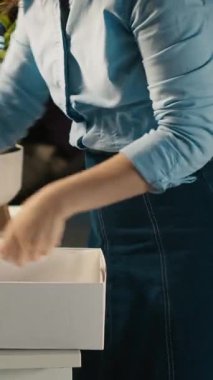 Dikey video çalışanı işten atıldıktan sonra meslektaşları tarafından teselli ediliyor. İşçi locası masa bitkileriyle dolu. İşten çıkarıldıktan sonra iş arkadaşlarına veda ediyorlar. Kamera A.