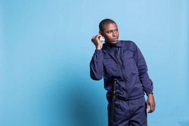 Afrikalı Amerikalı gardiyanlar karanlıkta çevreyi incelemek için el feneri kullanırlar. Güvenliği sağlamak görevdir. Güvenlik görevlisi gece devriyesine çıkıyor. Stüdyoda fenerli profesyonel personel var..