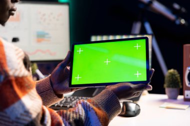 Yasal uzman evdeki sermaye fonu belgelerini fotokopi odasıyla analiz ediyor, aylık kazanç dengesi ile çalışıyor. Afrikalı Amerikalı muhasebeci gelirleri artırmak için ekonomik stratejiyi kontrol ediyor.