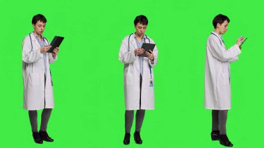 Sağlık uzmanı internet üzerinden kredi kartıyla bir şey satın alıyor, kadın internetten sipariş veriyor ve elektronik ve ticari işlemlerle ödeme yapıyor. Doktor tabletten bir şeyler alıyor. Kamera A.