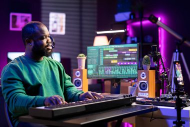 Piyano öğretmeni tüm yeni başlayanlar için çevrimiçi ders veriyor sosyal medyada insanlar, elektronik klavye çalmada değerli içgörü ve teknikleri paylaşıyor. Sentezleyici ile Eğitim Eğitimi.