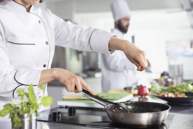 Aşçılık sanatı, bir şefin bir gurme yemeğinin üzerine maydanoz serpmesiyle dengeli bir gastronomi ve taze bitkiler serpiştirmesiyle kesindir. Mutfak tezgahı hammadde ve taze ürünlerle dolu..