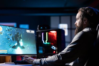 Yüksek FPS tekli video oyunu oynayan bir adam uzay gemisiyle asteroide lazer akışı yapıyor. Oyuncu güçlü PC üzerinde yüksek kaliteli grafiklerle SF oyununda hedefleri vurmak için Crosshair overlay kullanıyor