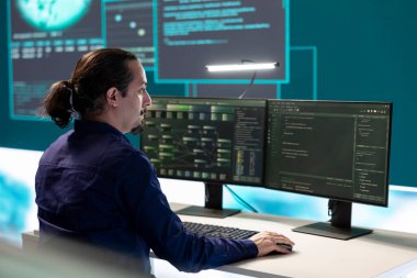 Hükümet hackerları yüksek teknoloji ofisindeki ağ sistemlerini sömürüyorlar, ulusal sunucu güvenliği için siber operasyonlar yürütüyorlar. Siber suçlarla mücadelede veri koruması ve çevrimiçi güvenliğe odaklan.