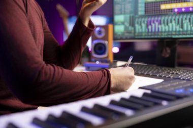 Sanatçı ses dosyalarını kaydetmeden önce kendi stüdyosunda orijinal bir parça geliştirmek için mısra ve fikirler yazıyor. Müzikal ekipman kullanan sanatçı ve onun hayal gücü, müzisyen müzik yapımcısı..