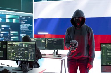 Rus hackerlar kontrol odasında karanlık web manyağı siber suç yaratıyorlar. Ölüm tehditlerini ima eden bir kafatası tutan uğursuz bir adam. Saldırgan zararlı suç faaliyetleri, siber terörizm.