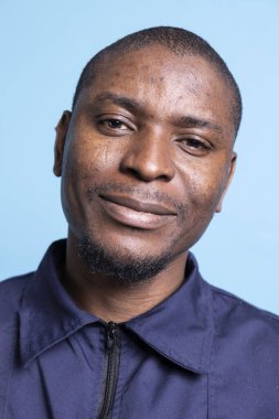 Memnuniyet duyan güvenlik ajanının portresi görevinden gurur duyuyor. Çevrede güvenliği sağlamak için çalışıyor. Gülümseyen üniformalı Afrikalı Amerikalı koruma. Kapat..