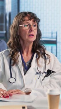 Dikey Video Deneyimli kadın doktor, yaşlı bir adamla hastalıklara karşı korunma ve önleme konularını tartışarak, sağlık sigortası konusunda bir hastaya danışıyor. Uzman, tıbbi tavsiye veriyor.