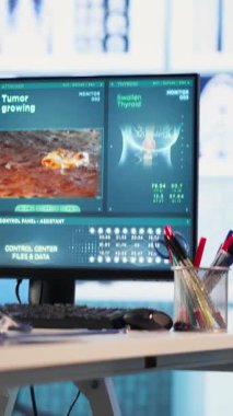 Dikey Video Boş Doktor Ofisi, sağlık kontrolleri ve kişisel sağlık hizmetleri için ideal teşhis ekipmanı ve tıbbi teknolojinin bulunduğu bir hasta ziyareti bekliyor. Sigorta sistemi.