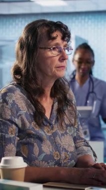 Dikey video doktoru, beyin sarsıntısı ya da beyin hasarı belirtilerini kontrol etmek için hastanın bilincini, göz bebeği tepkisini ve reflekslerini belirlemek için kalem ışığıyla nörolojik muayene yapıyor. Kamera A