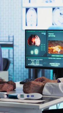 Dikey Video Doktoru, MRI taramaları ve tümör büyümesini tartışan bir hastaya kanser taraması rehberliği sağlıyor. Erken teşhis ve önleyici tıp daha iyi sağlık sonuçları için vurgulandı. Kamera B.