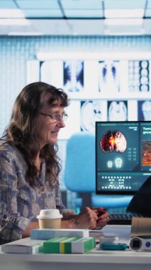 Dikey Video Yeteneği Radyoloğu kanser risk faktörlerini değerlendirmek için tıbbi görüntüleme teknolojisi kullanır ve yaşlı kadın hastalara erken teşhis ve tedavi seçeneklerinde rehberlik eder. Koruyucu ilaç.