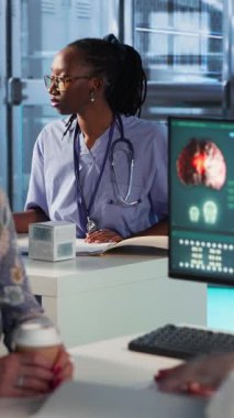 Dikey video uzmanı bir hastayla kanser tarama taramasını inceleyerek çok önemli prognoz bilgileri ve tedavi tavsiyeleri sunuyor. MRI ile tespit edilen büyüyen bir tümör hakkında. Kamera.