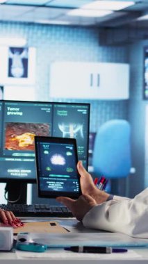 Doktor ve hasta arasındaki dikey video görüşmesi MRI taramasında tümör görüldü, immünoterapi, kemoterapi ve önleyici ilaçlar da dahil olmak üzere tedavi seçenekleri araştırıldı. Risk faktörleri