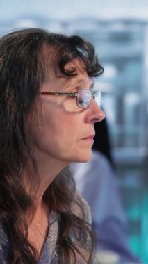 Dikey Video Doktoru, ofisteki bir hastaya MRI taramaları ve tümör büyümesini tartışarak kanser taraması rehberliği sağlıyor. Erken teşhis ve önleyici tıp daha iyi sağlık için vurgulanmıştır