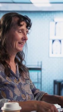 Dikey Görüntü Uzmanı, beyin sarsıntısı değerlendirmesi için ışığa tepki veren hastaları inceler, baş dönmesi, hassasiyet ve denge sorunlarını kontrol eder. Hekim nörolojik muayene yapıyor. Kamera.