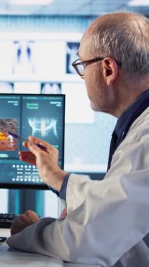 Dikey Video Radyoloğu, erkek bir hastanın önleyici tedbirleri, bağışıklık sistemini koruma ve kanser önleme seçeneklerini anlamasına yardımcı olan bir röntgen ve MRI taramasını tartışıyor. Geriatrikler