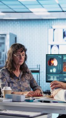 Dikey video doktoru tıbbi sigorta için vitamin ve ağrı kesici öneriyor. Talimatlar ve doğru dozda ilaçla reçete yazıyor. Sağlık hizmetleri ve eczacılık