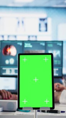 Dikey video deneyimli hekim krom anahtar ekranın yanındaki hastayla rutin kontroller yapıyor. Tıp ve sağlıkla ilgili tartışıyorlar. Yaşlı kadın sağlık sigortasını doktorla görüşmek için kullanıyor.