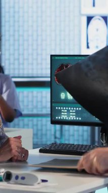 Dikey Video Geriatri doktoru, yaşlı bir kadını tümör nedenleri ve önleyici bakım konusunda eğiterek, tıbbi tarama yoluyla kanser farkındalığı sağlıyor. Bağışıklık sistemini güçlendiriyor. Kamera B.