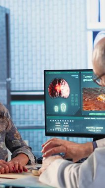 Dikey video doktoru tıbbi sigorta için vitamin ve ağrı kesici öneriyor. Talimatlar ve doğru dozda ilaçla reçete yazıyor. Sağlık hizmetleri ve eczacılık