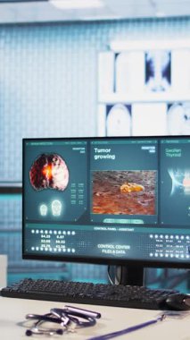 Modern tıbbi ekipman ve hapların bulunduğu dikey video boş doktor ofisi bir sonraki hasta muayenesi için hazır. Gelişmiş teşhisler, sağlık hizmetleri ve hasta bakımının vurgulanması