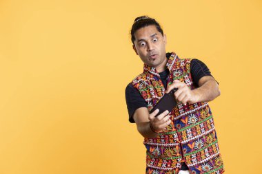 Adam akıllı telefonda video oyunu oynarken mağlup edildikten sonra yüz ifadesine şaşırdı. Diğer oyuncular tarafından mağlup edildikten sonra yüz ifadesini şok eden kişi, stüdyo geçmişi