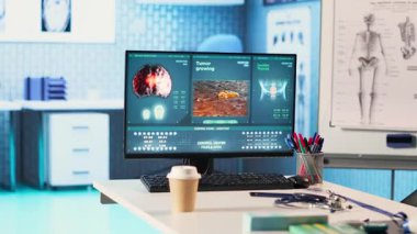 Konsültasyonlar için cihazları ve cihazları olan boş bir hastane dolabı, tarama ve hasta bakımında kullanılan modern bir yazılım. Sağlık sektöründeki sağlık kliniği.