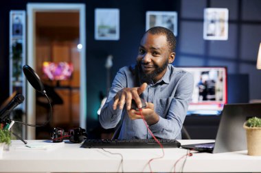 BIPOC internet şovu, yeni çıkan oyun farelerinin kişisel stüdyosunda çekilmiş film yorumlarını sunuyor. Ortam yıldızı izleyicilere bilgisayar çevresel performansı hakkında geri bildirim veriyor