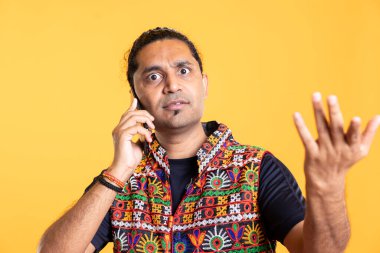 Fiyasko ve stüdyo geçmişiyle ilgili aptalca tartışmalar yüzünden kafası karışmış bir adamın portresi. Mat 'la anlaşmazlık içindeki kafası karışmış kişi, telefon görüşmesi sırasında savlarını reddediyor.