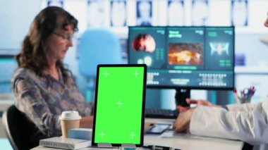 Yaşlı doktorlar hastalıkların önlenmesini krom anahtar ekranıyla sağlarlar, iyileşme planı yapmak için hastalıklı hastaları dinlerler. Sıhhiye, sağlık sigortası için tedavi öneriyor. Kamera B.