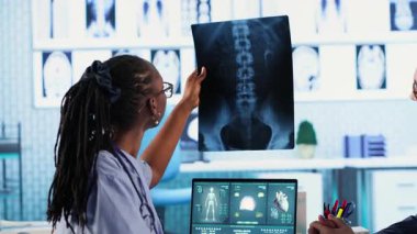 Afrika kökenli Amerikalı hemşire yaşlılarla istişare sırasında notlar alır, semptomlu sağlık kayıtları ve diğer problemler. Kolay bir iyileşme planı ve klinik ortam sağlıyorum. Kamera B.