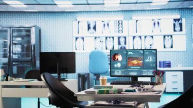 Klinikteki boş sağlık dolabında profesyonel sağlık kontrolleri, röntgen taraması ve modern sağlık sektöründe hasta bakımı için hazırlanmış bilgisayar ve teşhis araçları bulunuyor..