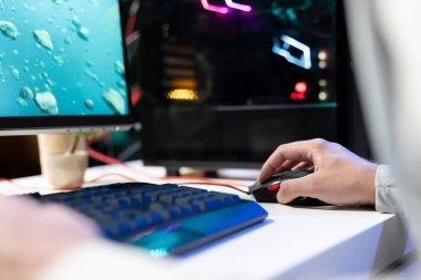 Neon ışıklı dairede uzay gemisiyle asteroidlere lazer mermi atan tek kişilik video oyunu oynayan biri. Bilim kurgu atari oyununda hedefleri vurmak için Crosshair kaplamasını kullanan oyuncuyu kapat