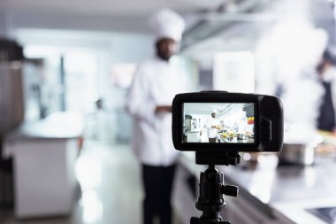 Afrika kökenli Amerikalı şef izleyicilerine yemek pişirme becerilerini bir videoda öğretiyor, hazırlık yöntemlerini ve kaplama tekniklerini anlatıyor. Çevrimiçi aşçılık eğitimi için sanal sınıfa ev sahipliği yapmakta uzman..