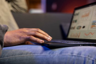 Evde çalışan Freelancer online veri araştırmalarına ve internette sörf yapmaya, tele-çalışma için bir dizüstü bilgisayar kullanmaya ve uzak platforma bağlı kalmaya odaklandı. Kanepesinde internete bakıyorum..