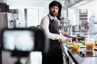 Çevrimiçi aşçılık okulu platformu için aşçılık kayıt kursu. Yeni başlayanlara video derslerinde temel mutfak teknikleri konusunda rehberlik ediyor. Erkek aşçı aşçılık sanatını öğretiyor..