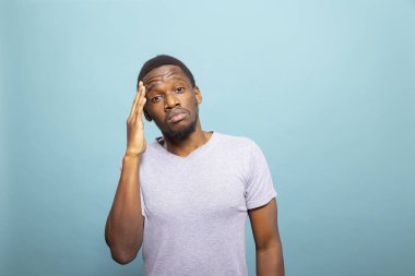 Hüsrana uğramış Afro-Amerikan kişi baş ağrısı çekiyor. Gerilim ve rahatsızlıktan bitap düşmüş. Şakağına dokunan boğulmuş erkek birey sürekli baş ağrısıyla boğuşuyor..