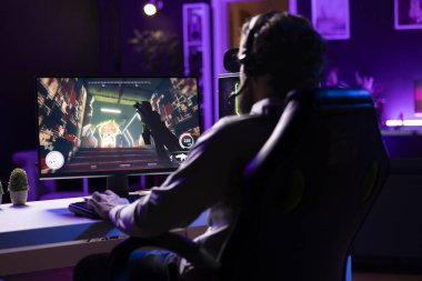 Kulaklık takan oyuncu FPS video oyununda son görevine ulaşıyor. Uçan robotlarla savaşıyor ve ona lazer mermi atıyor. Oyuncu oyun oynuyor, son patronla dövüşüyor, kulaklıkla daldırılıyor.