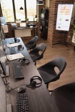 Modern ofis bilgisayar sistemleri ve çoklu sandalyelerle düzenlenir. Çalışanlar arasında şirket analizi ve pazarlama tartışmaları için iyi düzenlenmiş tuğla bir işyeri..