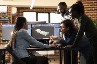 Bir geometri sorununu çözmek için Asyalı 3D sanatçısıyla işbirliği yapan çok ırklı dijital mühendisler ekibi. Çeşitli uzmanlar ofis masasında birlikte çalışıyor, sanal varlıkları tartışıyor ve geliştiriyorlar..