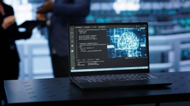 Veritabanı kurumunda insan beyni simülasyonu yapan yapay zeka hesaplı bir laptop. Yapay zeka makinesi öğrenme algoritmalarını gösteren defterin yakın çekim görüntüsü, kamera A