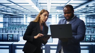 Sunucu çiftliğindeki takım arkadaşları transfer oranlarını etkileyen ağ sorunlarını çözmek için dizüstü bilgisayar kullanıyorlar. Veri merkezindeki iş arkadaşları beyin fırtınası yapıyorlar, süperbilgisayarları etkileyen hataları düzeltiyorlar, kamera B