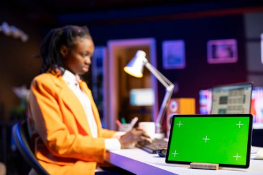 Borsa değerlerini kontrol ederken broker yatırımcılarının videoları izlerken kullandığı izole ekran tabletini kapat. Piyasa büyümesine bakan hissedar dizüstü bilgisayar ve modelleme aygıtında büyümeyi paylaşıyor