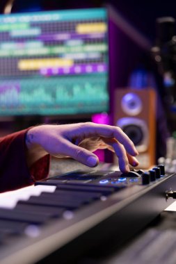 Daw yazılım arayüzünde müziği karıştırıp ustalaştıran ses mühendisi, akustik ve eşitleyici ile modern melodiler yaratıyor. Sanatçı, stüdyosundaki ses panelinde şarkılar kaydediyor..