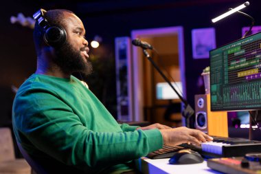 Müzik yapımcısı yeni bir melodi için piyano notaları ekliyor, elektronik sentezleyicide kayıt sesleri. Şarkı sözü yazarı ses mühendisi dijital bir yazılımda ses parçalarını düzenliyor ve karıştırıyor.